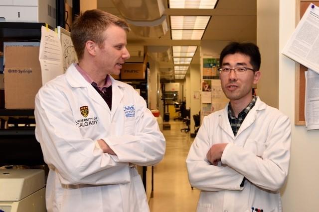 Doug Mahoney, left, with Dae-Sun Kim, PhD, the study’s lead author.