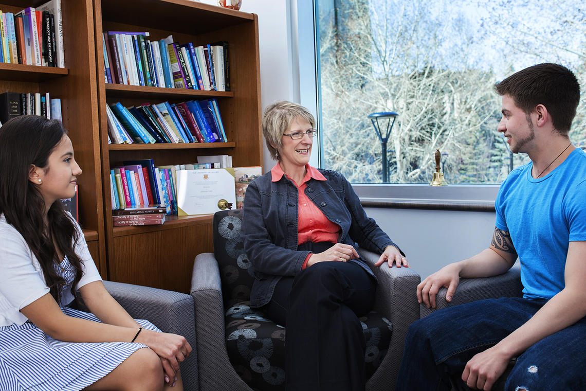 Dean, Dianne Tapp, and nursing students. 