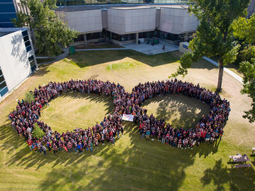The Schulich School of Engineering's first year class creates a giant infinity symbol on the lawn