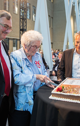 From left: former dean of the Cumming School of Medicine, Dr. Jon Meddings, MD; Joan Snyder, Hon. LLD’11, and Dr. Paul Kubes, PhD, celebrate the 10th anniversary of the Snyder Institute for Chronic Diseases in 2017. 