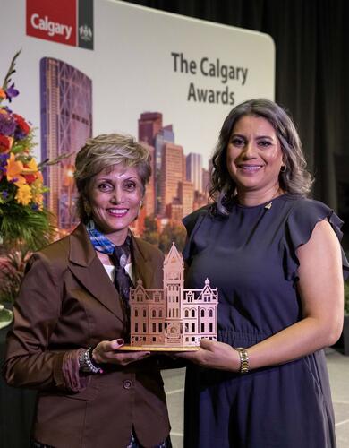 Calgary mayor, Jyoti Gondek (left) and Meenu Ahluwalia (right) at the Calgary Awards